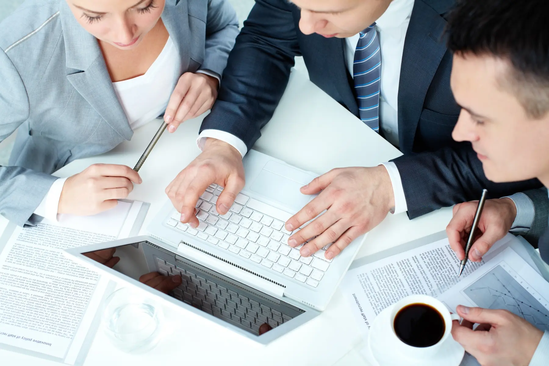 Attività di ufficio condivisa attorno a un computer portatile