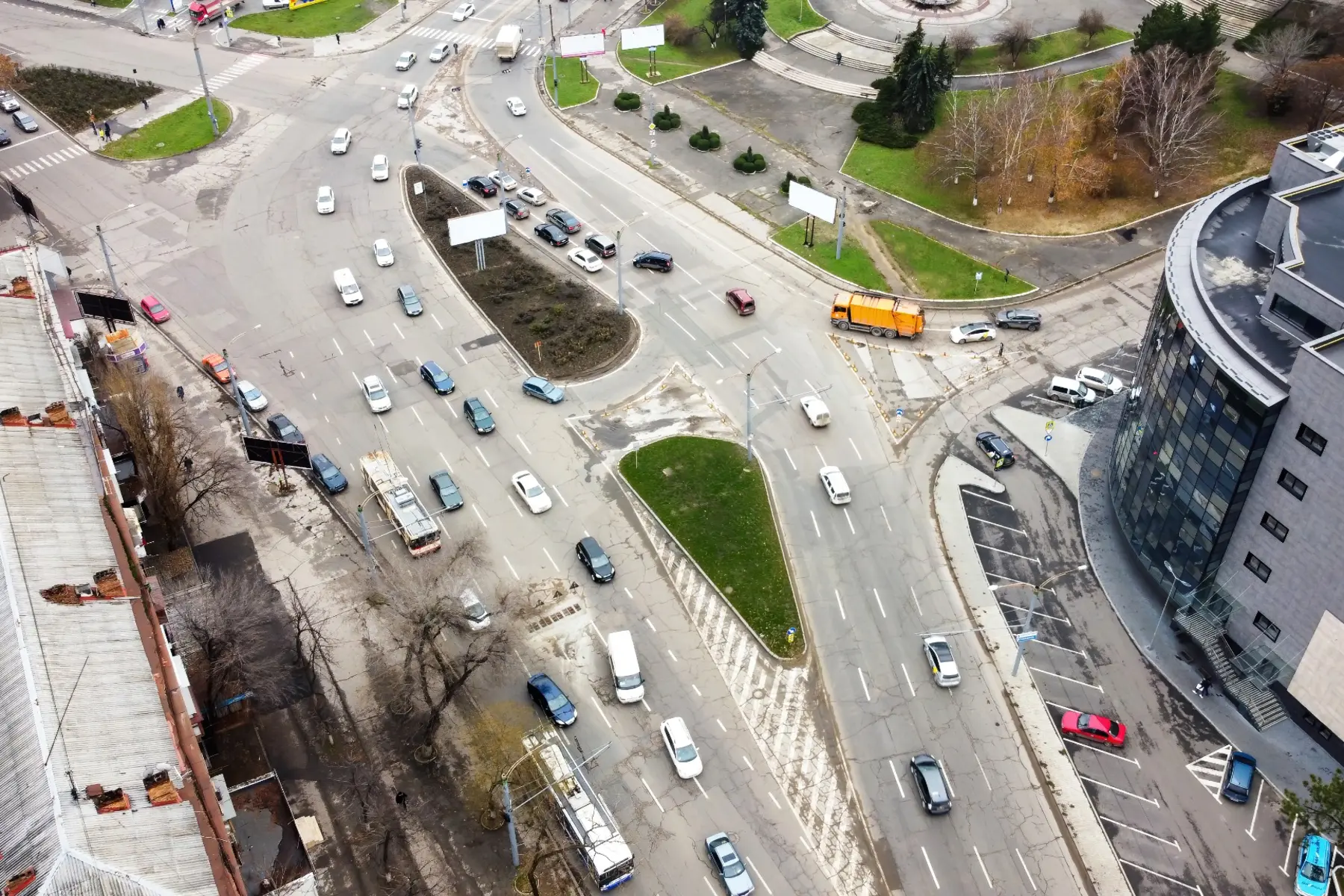 Incrocio urbano trafficato ripreso dall'alto