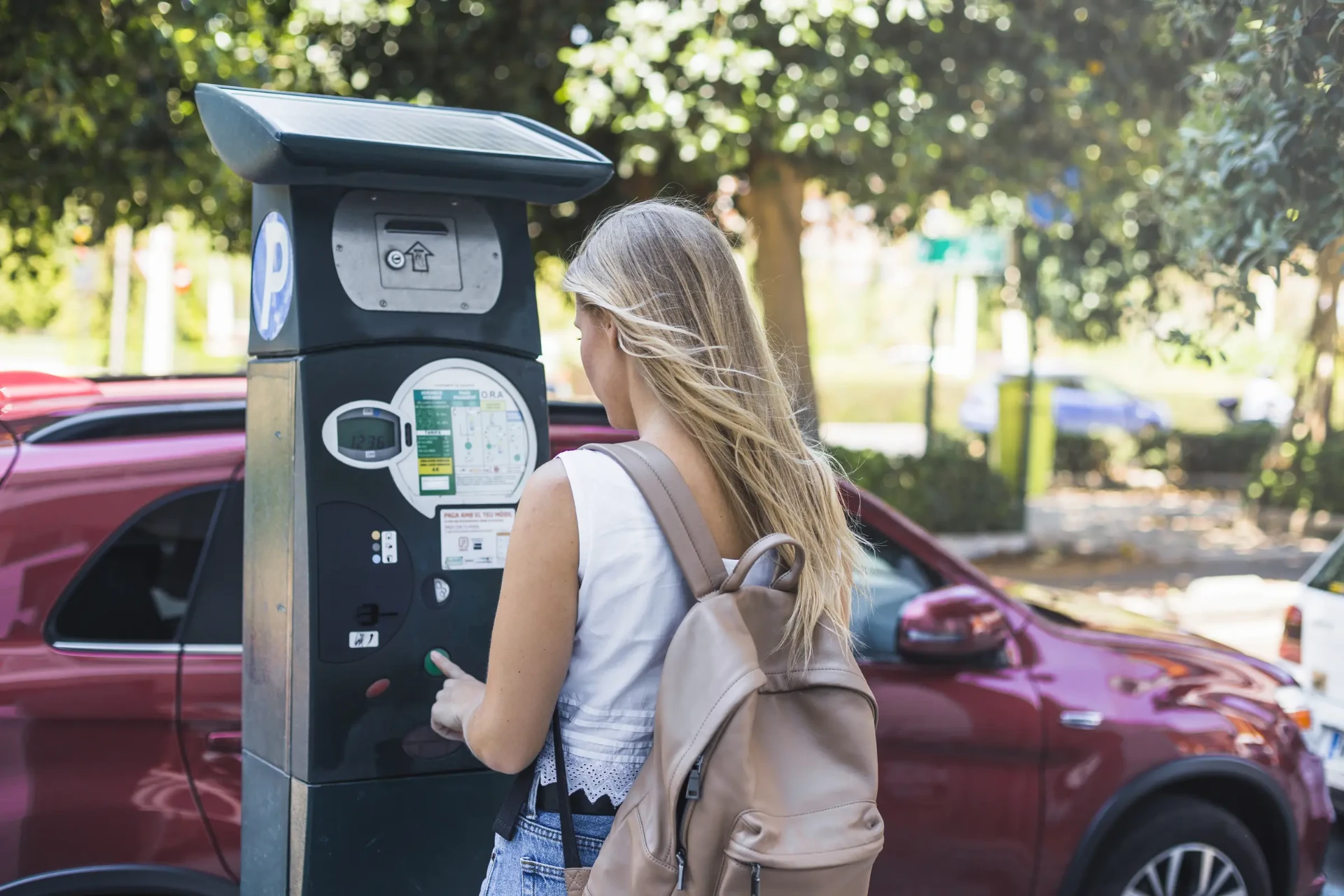 Parcometro a energia solare utilizzato in un'area di sosta urbana