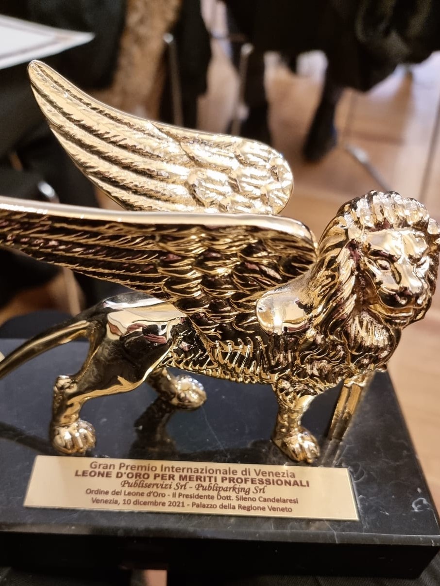 Trofeo del Leone d’Oro per meriti professionali consegnato a Publiparking a Venezia nel 2021